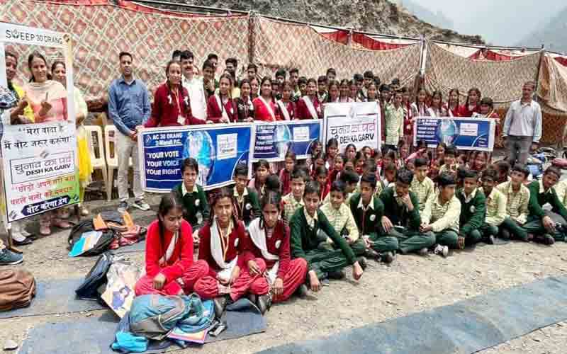 स्वीप टीम ने टिहरी, बागी और कटोला स्कूल में बताया मतदान का महत्व