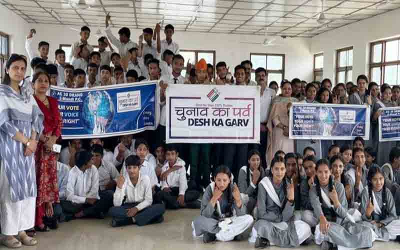 लोकतंत्र को मजबूत बनाने हेतु ग्राम पंचायत कटीढ़ी और स्कूल पहुंची स्वीप टीम