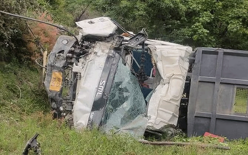 अनियंत्रित होकर खाई में गिरा टिप्पर, महिला समेत 3 की हुई मौत