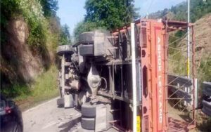Truck-overturns-on-road-out.jpg