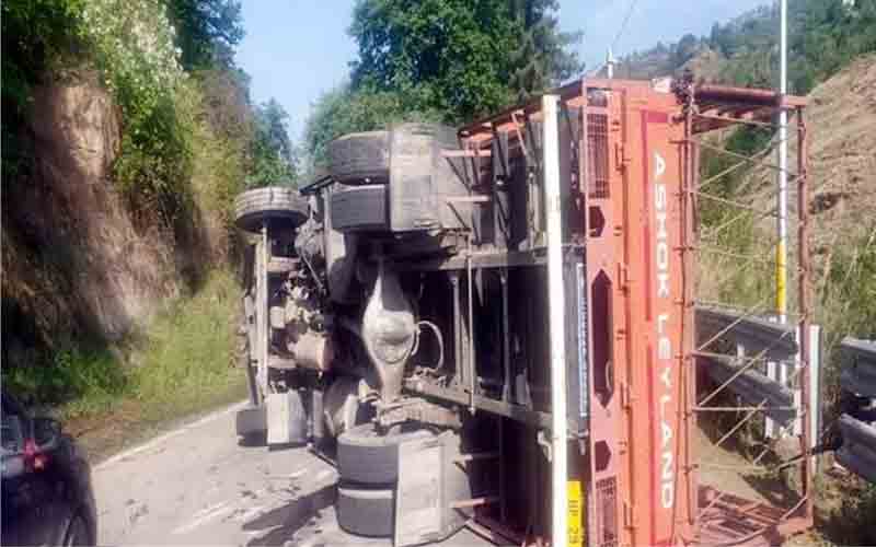 अनियंत्रित होकर सड़क पर पलटा ट्रक, चालक जख्मी