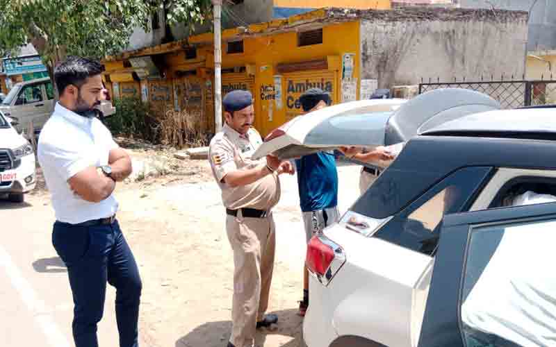 जिला निर्वाचन अधिकारी ने निगरानी नाकों का किया औचक निरीक्षण