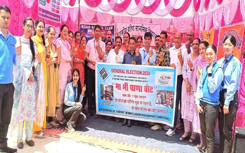 एसडीएम गोहर ने चच्योट और शाला स्कूल में दिलाई मतदान की शपथ