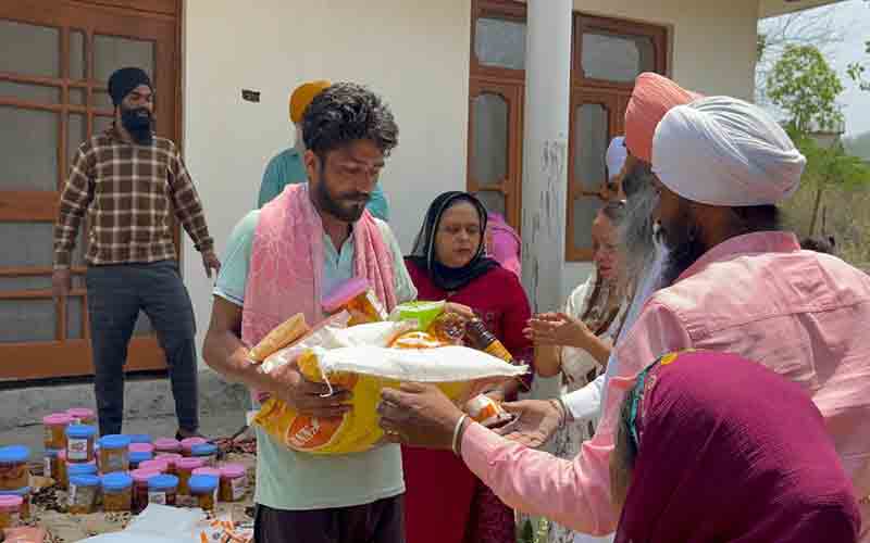 जोगीबन पहुंचा दशमेश रोटी बैंक, 45 जरूरतमंदों को बांटा राशन