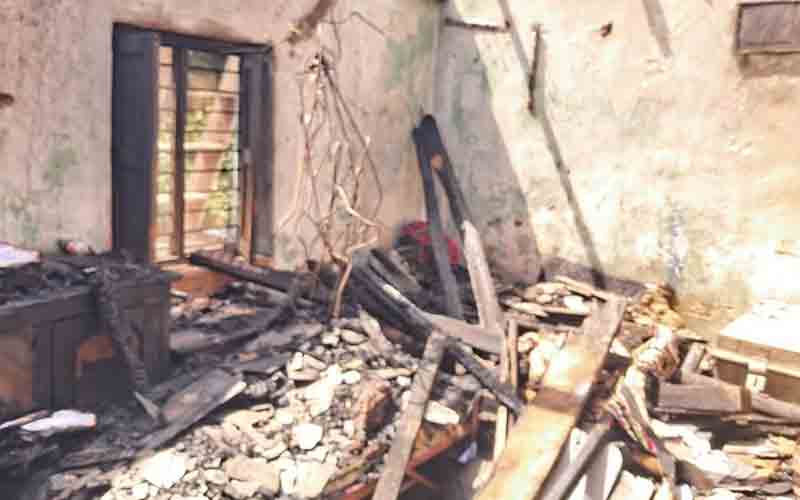 आग की भेंट चढ़ा दो कमरों का स्लेटपोश मकान, लाखों का हुआ नुकसान