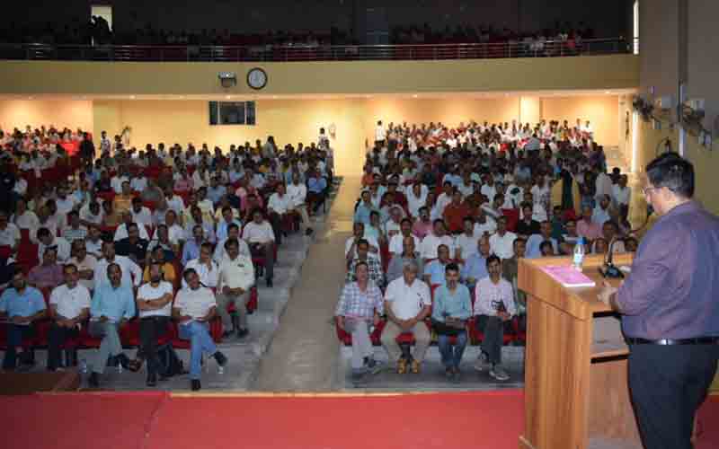 चुनावी प्रक्रिया को सफलतापूर्वक संपन्न करवाने में मतदान कर्मियों की अहम भूमिका- डीसी