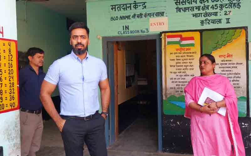 उपायुक्त ने कुटलैहड़ में जांची मतदान केंद्रों की व्यवस्था
