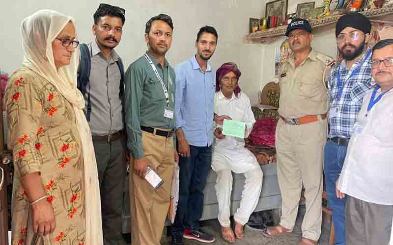 मोबाइल पोलिंग पार्टी ने 15 कि.मी. पैदल चक्की पंहुच कर डलवाया मत