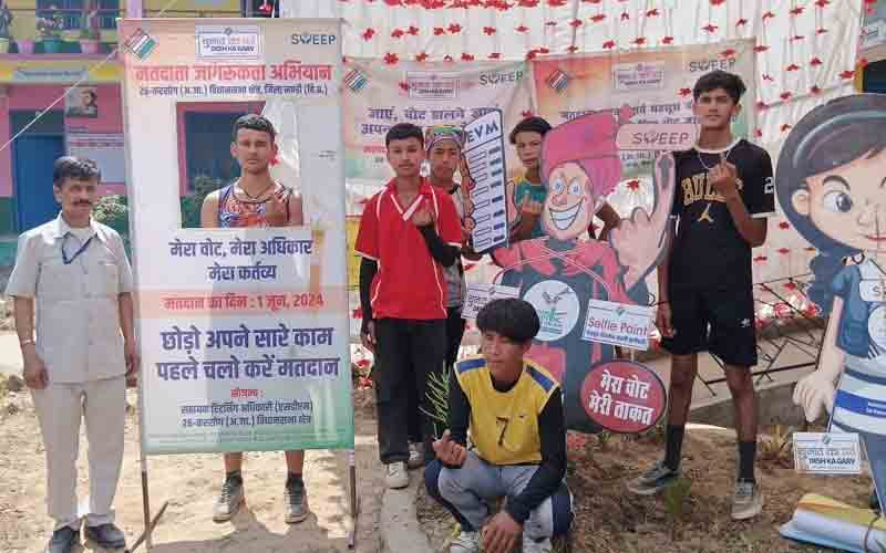 माहूंनाग मेला में स्वीप टीम मतदाताओं को कर रही है मतदान के प्रति जागरूक