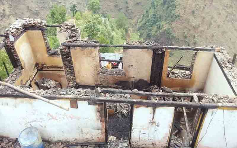 दो मंजिला रिहायशी मकान में हुआ भीषण अग्निकांड, करीब 55 लाख का नुकसान