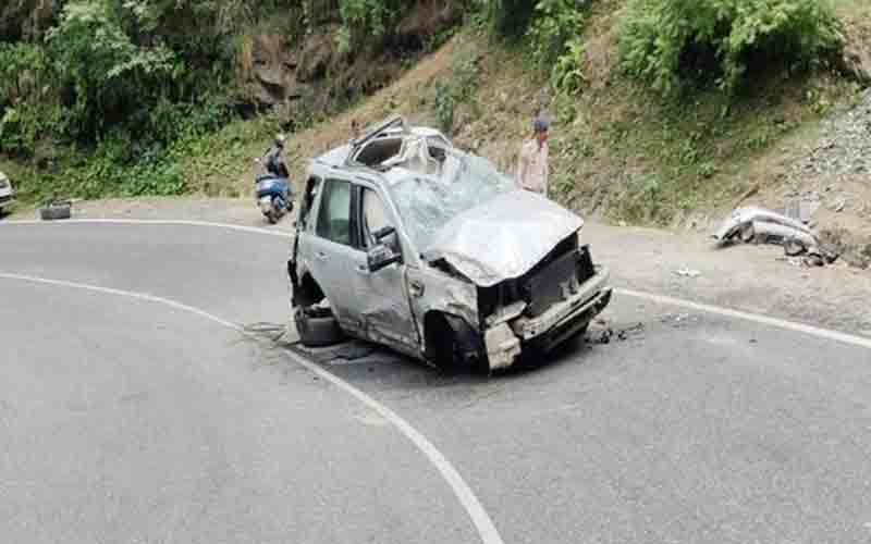 नारकंडा में दुर्घटनाग्रस्त हुई कार, एक की मौत, चार घायल