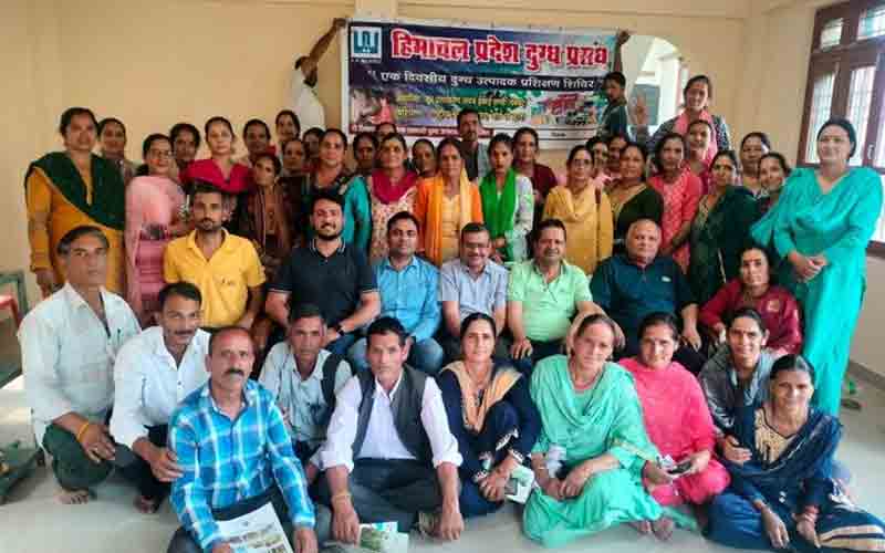 सिराज के पशुपालकों ने लिया दूध उत्पादन का प्रशिक्षण