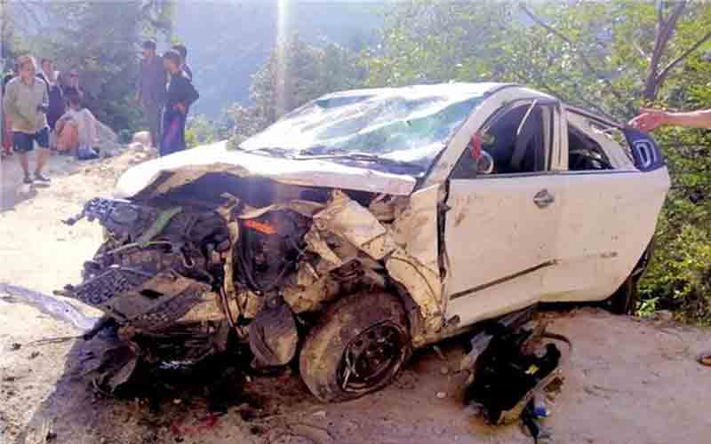 हादसे का शिकार हुई श्रद्धालुओं की कार, चालक बुरी तरह जख्मी