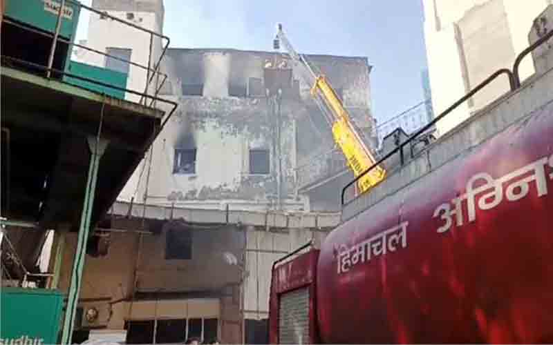बद्दी के किशनपुरा में उद्योग में लगी आग, करोड़ों रुपए का नुक्सान