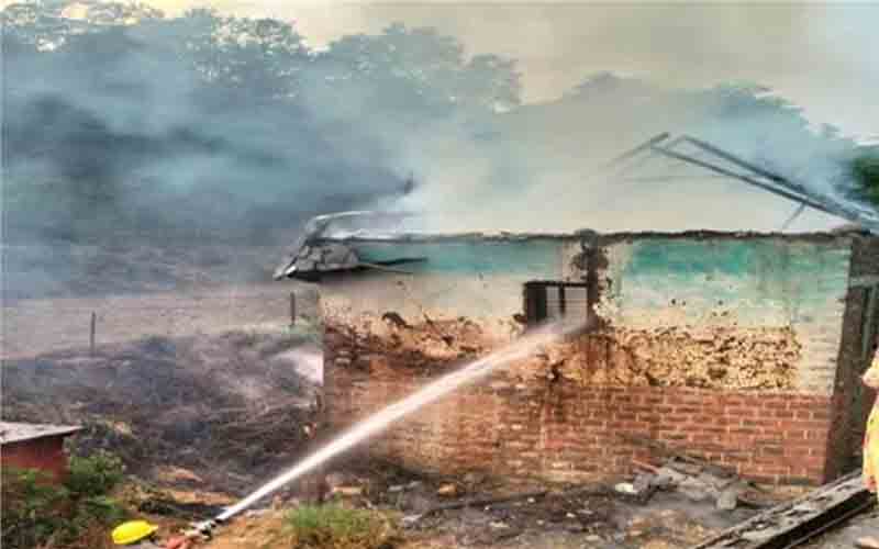 स्लेटपोश मकान में भड़की आग, लाखों का हुआ नुकसान