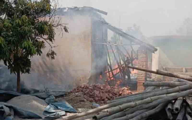 दो मंजिला स्लेटपोश पशुशाला में भड़की आग, लाखों का नुकसान