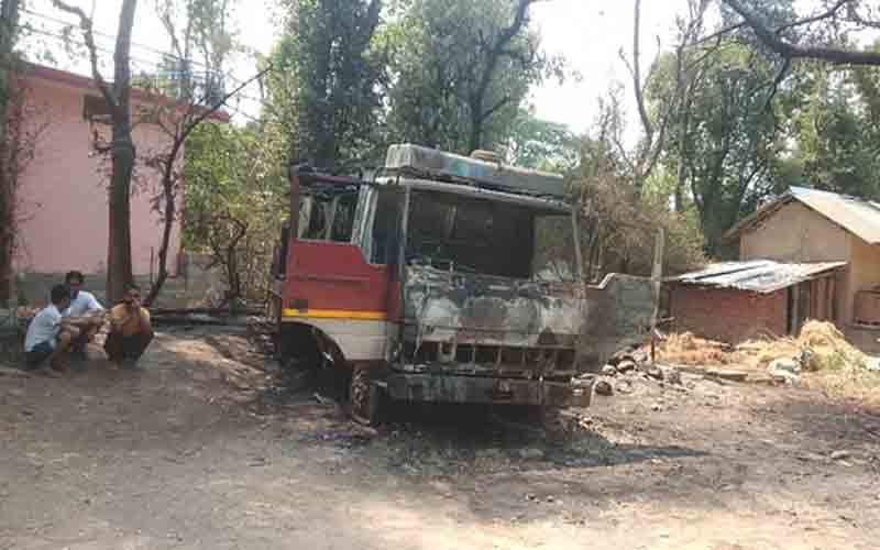 हैंडपंप लगाने आए वाहन के कंप्रेसर में भड़की आग, लाखों का नुकसान