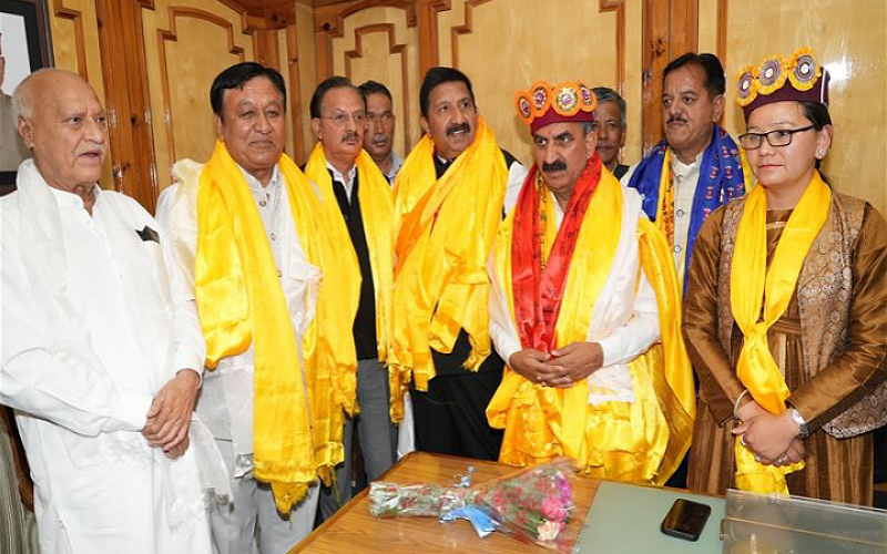 नव-निर्वाचित विधायकों ने मुख्यमंत्री से की भेंट