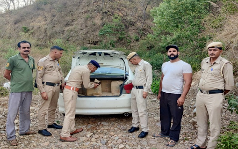 पुलिस ने गाड़ी से बरामद की देसी शराब की 16 पेटियां, चालक फरार