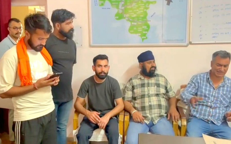 यूपी के मुस्लिम युवक ने गाय काटते हुए सोशल मीडिया पर वायरल किया वीडियो