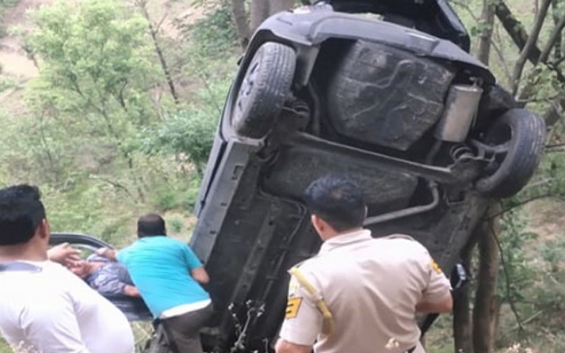 सड़क से लुढ़क कर खाई में गिरी कार, माता-पिता सहित बेटा जख्मी
