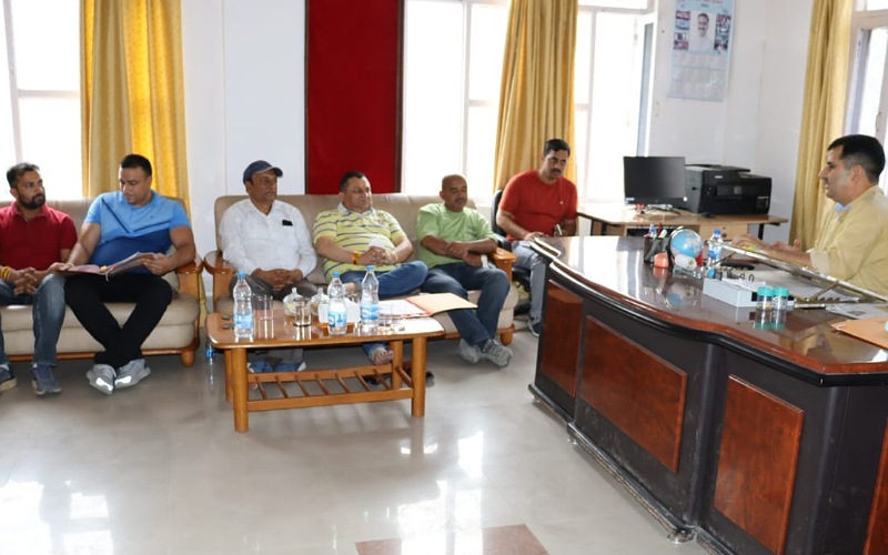 विस्थापित परिवारों के हितों का रखें विशेष ध्यान- विनय कुमार