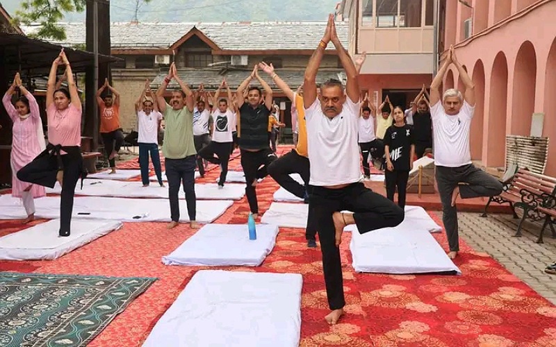 कोर्ट परिसर में 10वां अंतर्राष्ट्रीय योग दिवस आयोजित