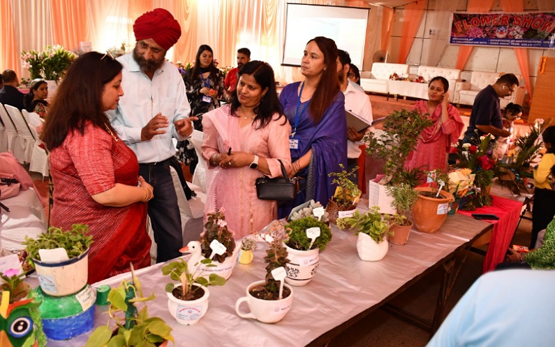 झाझा गांव के गगन दीप ने जीता फ्लावर ऑफ द शो का पुरस्कार