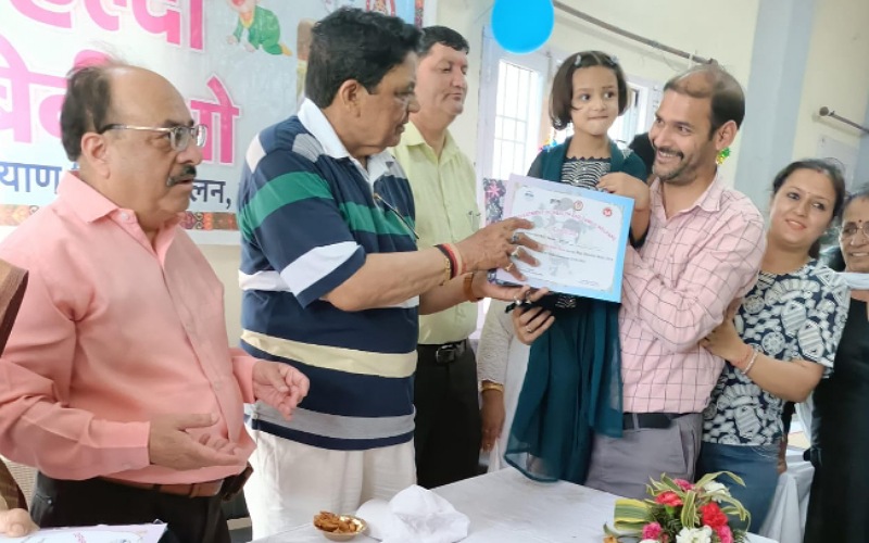 स्वास्थ्य मंत्री ने शूलिनी मेले में हेल्दी बेबी शो के विजेताओं को पुरस्कार किए वितरित