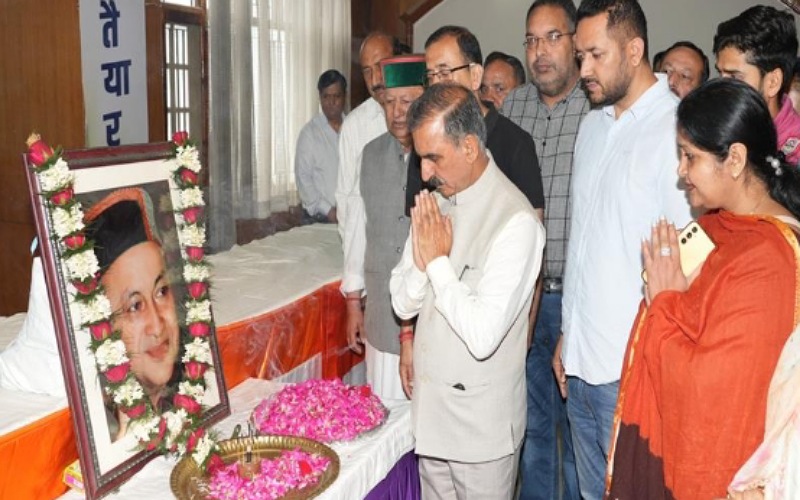 मुख्यमंत्री ने वीरभद्र सिंह की जयंती पर श्रद्धासुमन किए अर्पित
