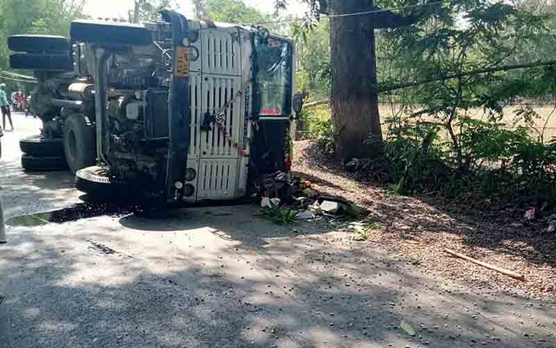 आवारा पशुओं को बचाते हुए सड़क पर पलटा क्रशर से भरा ट्रक