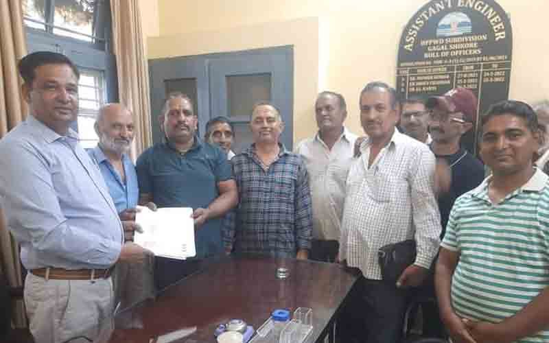 डूंगाघाट किला कलांच सड़क को पक्का करने हेतु ग्रामीणों ने एसडीएम-एसडीओ को सौंपा ज्ञापन व सहमति पत्र