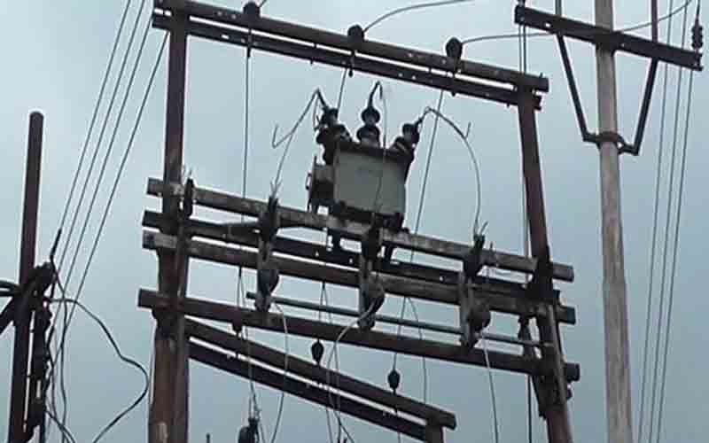 ट्रांसफार्मर में खराबी आने से बढ़ी वोल्टेज, ग्रामीणों के जले विद्युत उपकरण