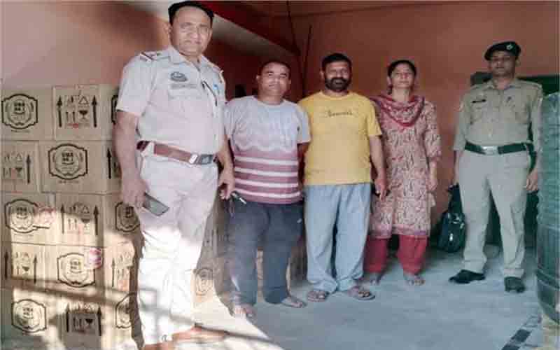 घर में कर रहा था अवैध शराब का धंधा, पुलिस ने दबिश देकर पकड़ी 50 पेटियां