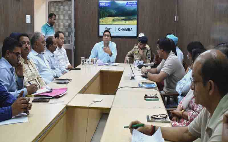 उपायुक्त ने मानसून सीजन के दौरान बेहतर व्यवस्था के लिए अधिकारी को दिए दिशा-निर्देश