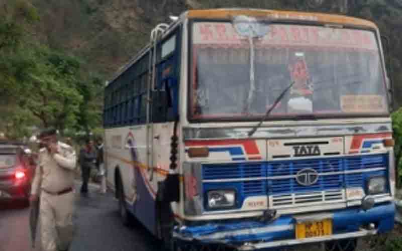 निजी बस और कार की हुई जोरदार टक्कर, 5 लोग घायल