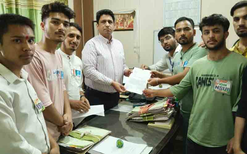 नीट परीक्षा में गड़बड़ी मामले को लेकर नाहन में एनएसयूआई का प्रदर्शन