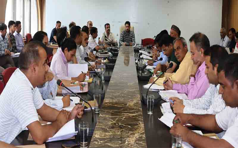 उपायुक्त ने राजस्व अधिकारियों को बकाया राजस्व मामलों के समयबद्ध निपटारे के दिए निर्देश