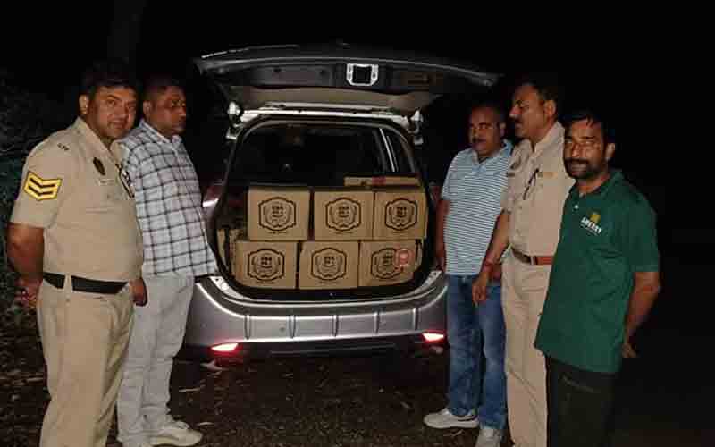 पुलिस ने शराब और बीयर की पेटियों सहित पकड़े दो व्यक्ति