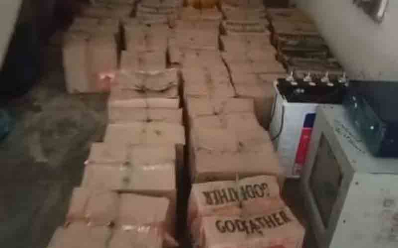 ट्राले से अवैध शराब की 33 पेटियां बरामद, चालक के खिलाफ केस दर्ज