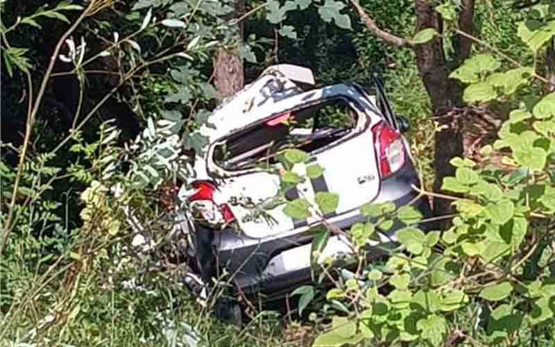 चलती कार पर पहाड़ी से गिरा पत्थर, खाई में गिरने से 2 लोगों की मौत, 4 घायल