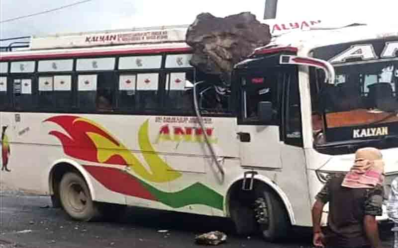 सिरमौर में निजी बस पर गिरी चट्टान, चालक सहित एक महिला जख्मी
