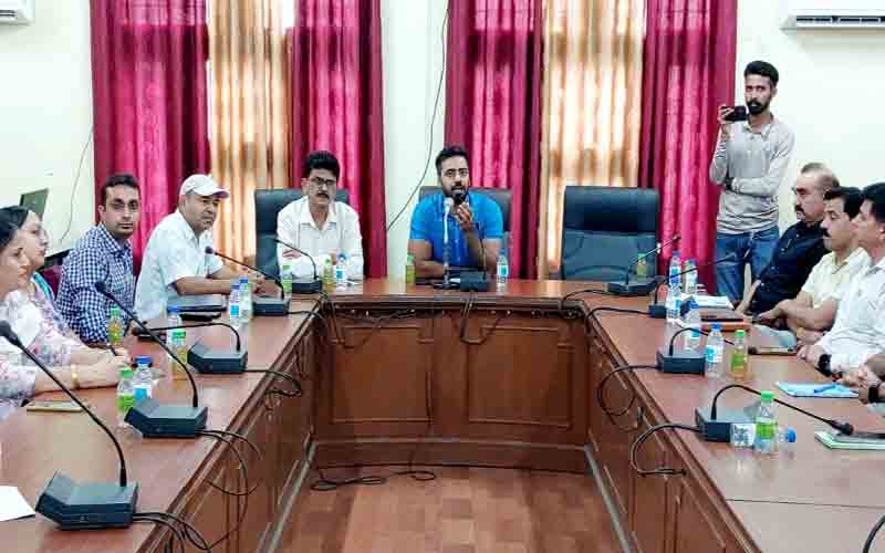 बरसात में रोगों से जनता की सुरक्षा के लिए मिलकर काम करें सभी विभाग- उपायुक्त