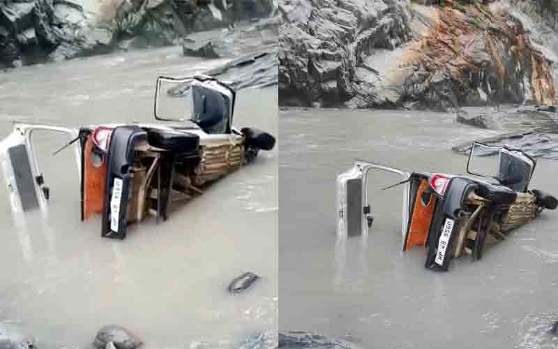 Car-falls-into-Ravi-river-o.jpg