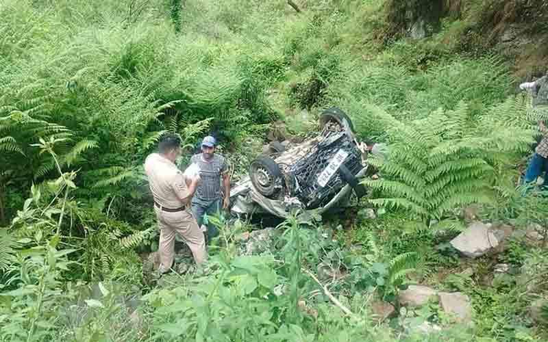 करसोग-रामपुर मार्ग पर खाई में गिरी कार, एक की मौत