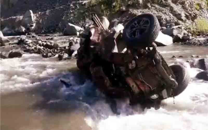 अनियंत्रित होकर सरवरी नदी में गिरी कार, एक की मौत, दो जख्मी