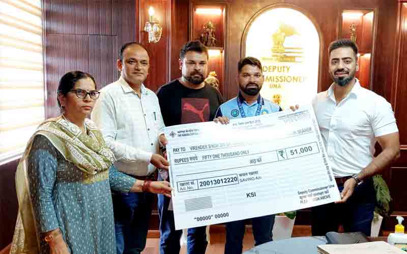 भारतीय बधिर क्रिकेट टी-20 टीम के कप्तान वीरेंद्र सिंह को डीसी ने किया सम्मानित