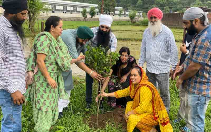 दशमेश सेवा सोसायटी ने नाहन व आसपास के क्षेत्रों में 200 पौधे किए रोपित