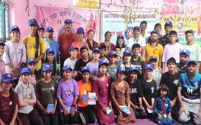 हलां स्कूल के छात्रों को वितरित किए डायरी, पेन व एनएसएस बैज