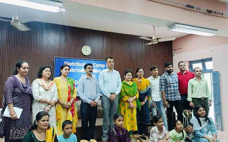 डाइट नाहन में 32 दिव्यांग बच्चों को फैब्रिकेटेड आइटम किए वितरित